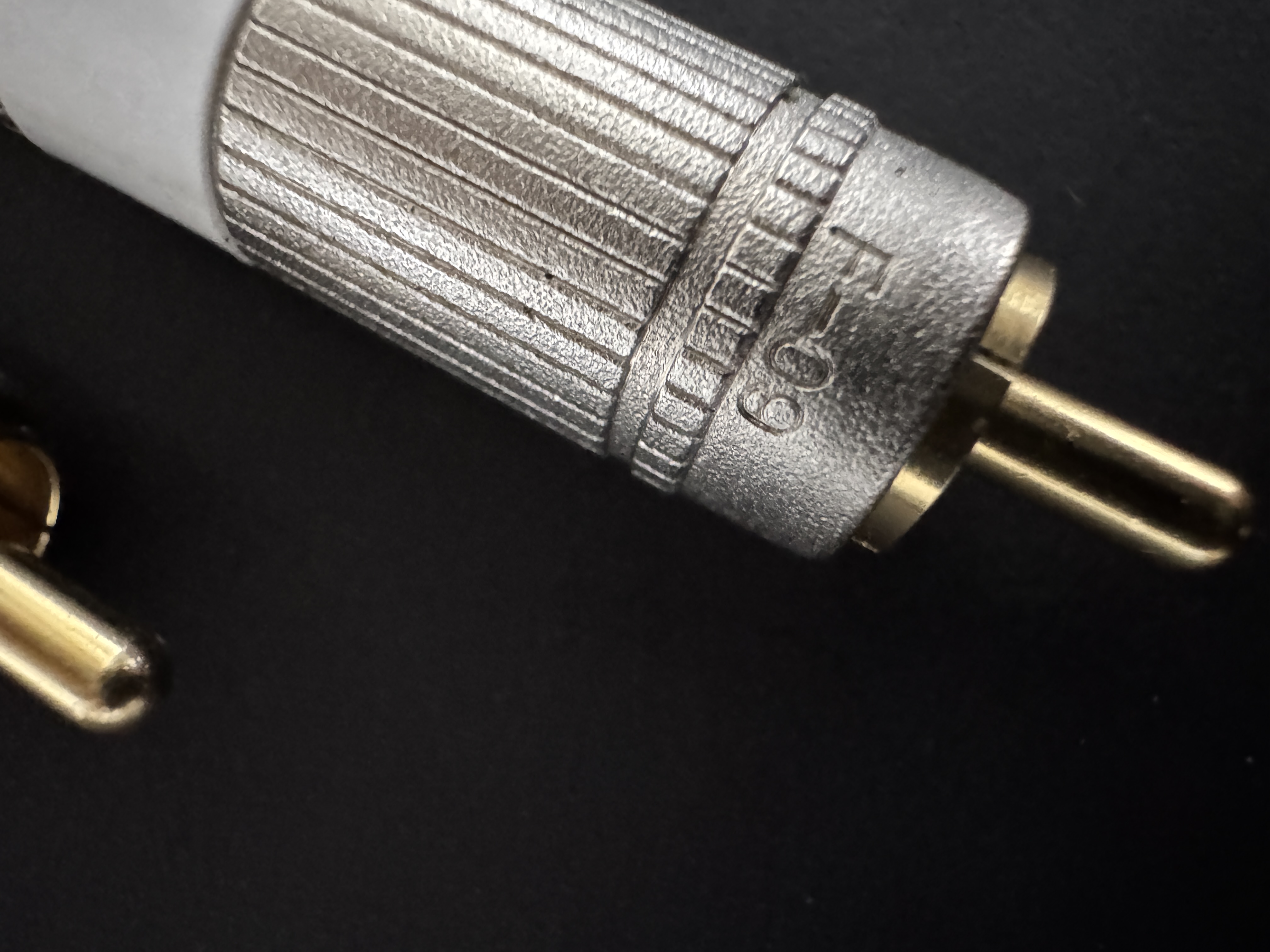 Canare F-09 connector detail